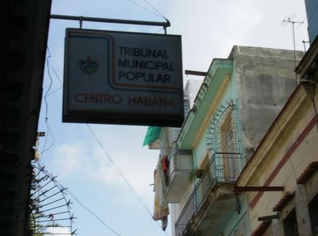 Una madre Habanera enfrenta la indolencia del régimen con su hija con daño cerebral permanente tribunal-municipal-de-centro-habana