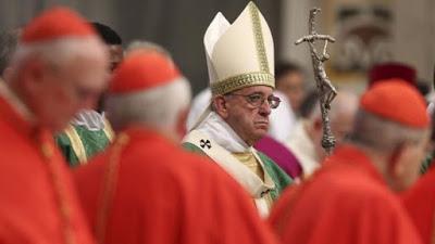 La 'BBC' destapa una conspiración contra el Papa.