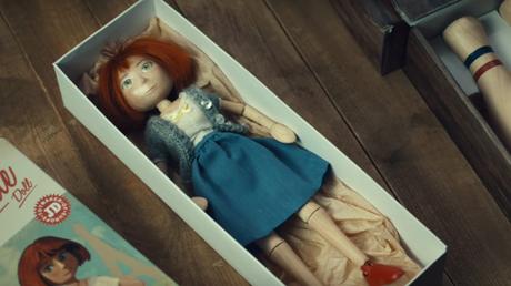 McDonald’s lanza el anuncio más ridículo de la Navidad juliette-the-doll-mcdonalds-01