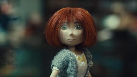 McDonald’s lanza el anuncio más ridículo de la Navidad juliette-the-doll-mcdonalds-02