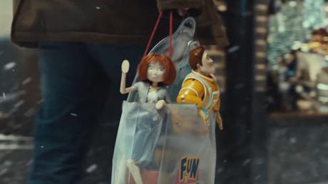 McDonald’s lanza el anuncio más ridículo de la Navidad juliette-the-doll-mcdonalds-04