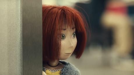McDonald’s lanza el anuncio más ridículo de la Navidad juliette-the-doll-mcdonalds-03