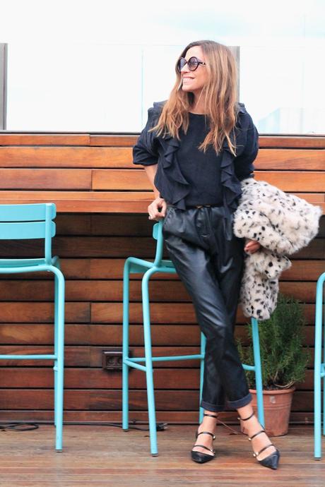 vestido con volantes y pantalón vestido con volantes y pantalón