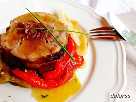 Paletilla de cordero rellena de dátiles con guarnición de escalivada (horno de leña) Paletilla de cordero rellena de dátiles con guarnición de escalivada (horno de leña)