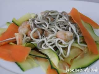 Tagliatelle de calabacín y zanahoria con gulas