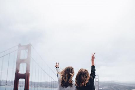 Amigas en un puente