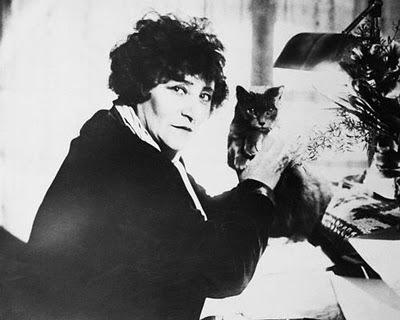 La escritora Colette y uno de sus gatos (Capítulo 9)