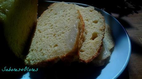 CAKE DE YOGOURT CON PERAS EN ALMIBAR