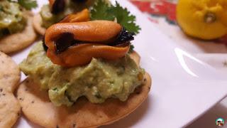 Canapés de mejillones con guacamole