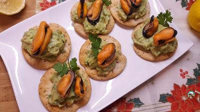 Canapés de mejillones con guacamole