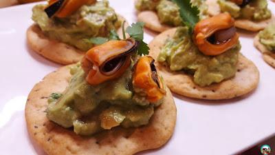 Canapés de mejillones con guacamole