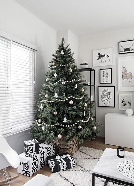 Minimal Scandinavian Christmas Tree | Homey Oh My: 