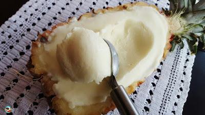 Cóctel de piña con langostinos Cóctel de piña con langostinos