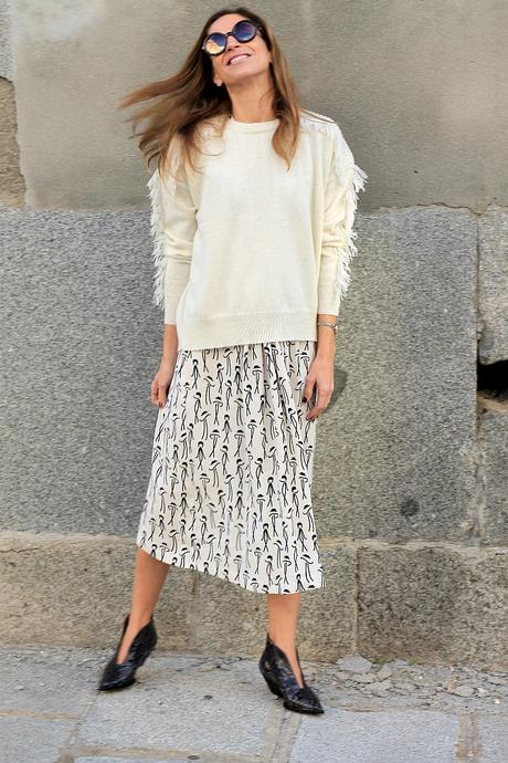 vestido blanco con jersey de mini flecos y botín.