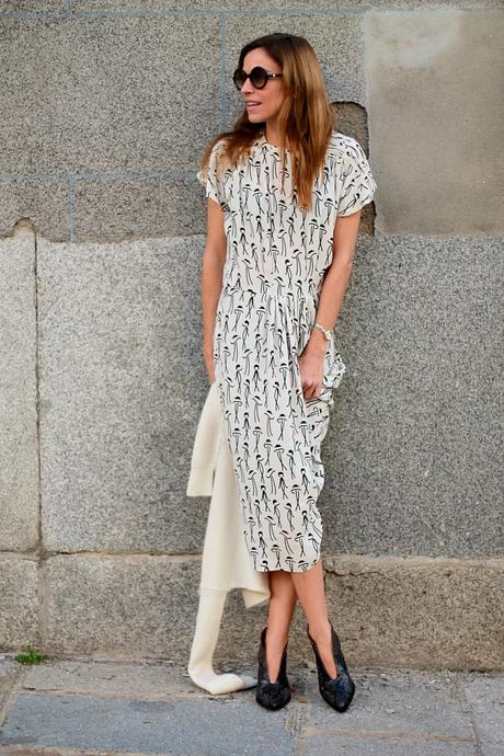 vestido blanco con jersey de mini flecos y botín.