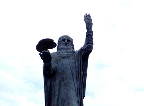 Compartimiento secreto en la estatua de Leonardo da Vinci