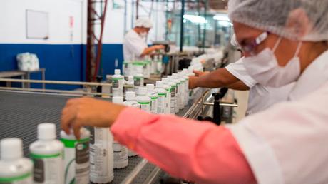 Herbalife del Ecuador presentó su primera línea de producción local en alianza con Sumesa