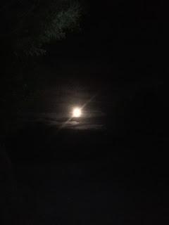 La luna entre nubes La luna entre nubes