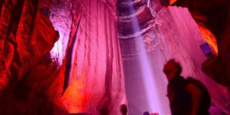 La misteriosa maravilla de una cascada subterránea iluminada por luces multicolores. La misteriosa maravilla de una cascada subterránea iluminada por luces multicolores.