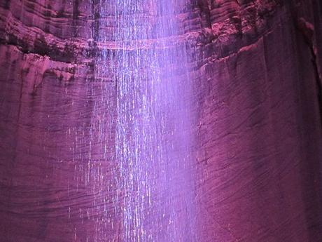 La misteriosa maravilla de una cascada subterránea iluminada por luces multicolores. La misteriosa maravilla de una cascada subterránea iluminada por luces multicolores.