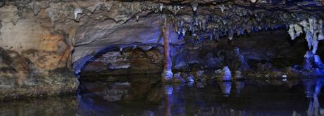 La misteriosa maravilla de una cascada subterránea iluminada por luces multicolores. La misteriosa maravilla de una cascada subterránea iluminada por luces multicolores.