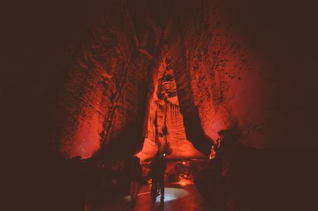 La misteriosa maravilla de una cascada subterránea iluminada por luces multicolores. La misteriosa maravilla de una cascada subterránea iluminada por luces multicolores.