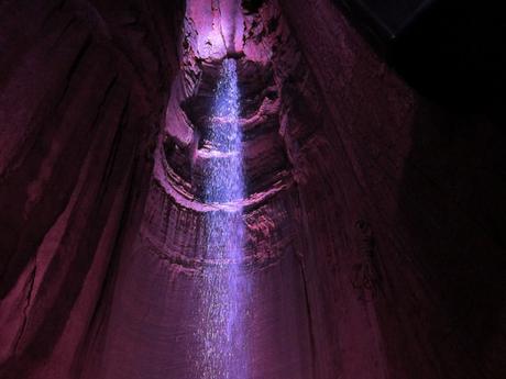 La misteriosa maravilla de una cascada subterránea iluminada por luces multicolores. La misteriosa maravilla de una cascada subterránea iluminada por luces multicolores.