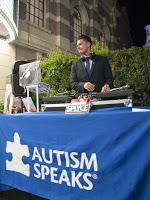 Pauly D y Aubrey O’Day muestran su apoyo a Autism Speaks en la gala ‘La Vie En Blue’