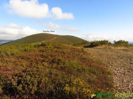 Ruta al Pico SANTA ANA (801 m.) desde CORIAS Llegando al pico Santa Ana