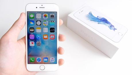 Apple cita 'factores externos' en problemas en la batería del iPhone