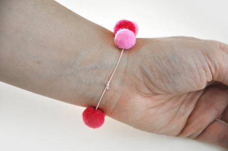 PULSERAS DE POMPONES