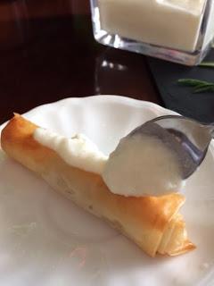 ROLLITO DE FILO RELLENO DE PATO, GORGONZOLA Y SALSA DE PERAS ROLLITO DE FILO RELLENO DE PATO, GORGONZOLA Y SALSA DE PERAS