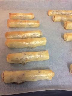 ROLLITO DE FILO RELLENO DE PATO, GORGONZOLA Y SALSA DE PERAS ROLLITO DE FILO RELLENO DE PATO, GORGONZOLA Y SALSA DE PERAS