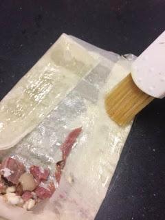 ROLLITO DE FILO RELLENO DE PATO, GORGONZOLA Y SALSA DE PERAS ROLLITO DE FILO RELLENO DE PATO, GORGONZOLA Y SALSA DE PERAS