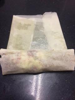 ROLLITO DE FILO RELLENO DE PATO, GORGONZOLA Y SALSA DE PERAS ROLLITO DE FILO RELLENO DE PATO, GORGONZOLA Y SALSA DE PERAS