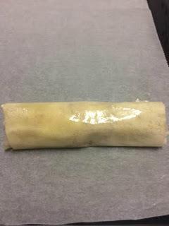 ROLLITO DE FILO RELLENO DE PATO, GORGONZOLA Y SALSA DE PERAS ROLLITO DE FILO RELLENO DE PATO, GORGONZOLA Y SALSA DE PERAS