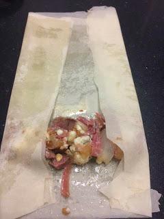 ROLLITO DE FILO RELLENO DE PATO, GORGONZOLA Y SALSA DE PERAS ROLLITO DE FILO RELLENO DE PATO, GORGONZOLA Y SALSA DE PERAS