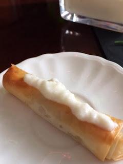 ROLLITO DE FILO RELLENO DE PATO, GORGONZOLA Y SALSA DE PERAS ROLLITO DE FILO RELLENO DE PATO, GORGONZOLA Y SALSA DE PERAS