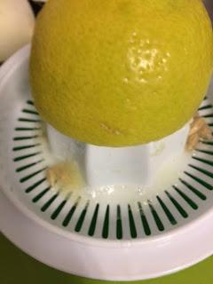 ROLLITO DE FILO RELLENO DE PATO, GORGONZOLA Y SALSA DE PERAS ROLLITO DE FILO RELLENO DE PATO, GORGONZOLA Y SALSA DE PERAS