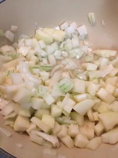 ROLLITO DE FILO RELLENO DE PATO, GORGONZOLA Y SALSA DE PERAS ROLLITO DE FILO RELLENO DE PATO, GORGONZOLA Y SALSA DE PERAS