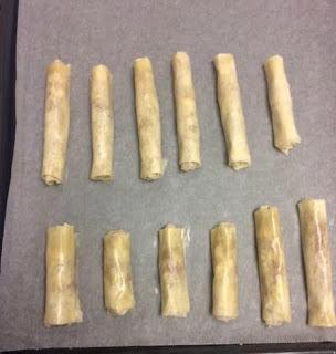 ROLLITO DE FILO RELLENO DE PATO, GORGONZOLA Y SALSA DE PERAS ROLLITO DE FILO RELLENO DE PATO, GORGONZOLA Y SALSA DE PERAS