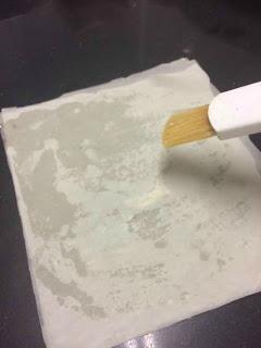 ROLLITO DE FILO RELLENO DE PATO, GORGONZOLA Y SALSA DE PERAS ROLLITO DE FILO RELLENO DE PATO, GORGONZOLA Y SALSA DE PERAS