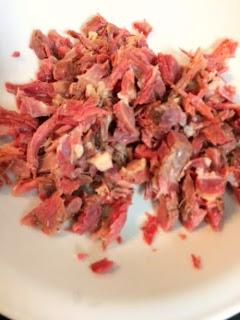 ROLLITO DE FILO RELLENO DE PATO, GORGONZOLA Y SALSA DE PERAS ROLLITO DE FILO RELLENO DE PATO, GORGONZOLA Y SALSA DE PERAS