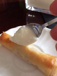 ROLLITO DE FILO RELLENO DE PATO, GORGONZOLA Y SALSA DE PERAS ROLLITO DE FILO RELLENO DE PATO, GORGONZOLA Y SALSA DE PERAS