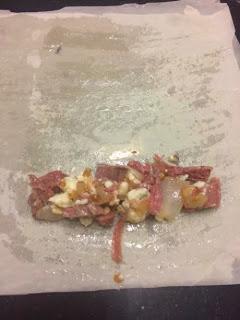 ROLLITO DE FILO RELLENO DE PATO, GORGONZOLA Y SALSA DE PERAS ROLLITO DE FILO RELLENO DE PATO, GORGONZOLA Y SALSA DE PERAS