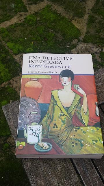 Una detective inesperada, reseña de la novela y del vestuario de la serie Una detective inesperada, reseña de la novela y del vestuario de la serie