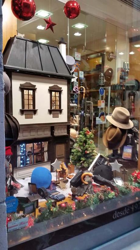 Llega una Navidad…repleta de Sombreros Escaparate de Sombrerería Albiñana