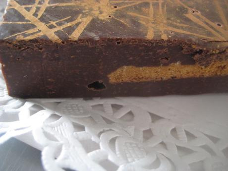 TURRÓN DE CHOCOLATE, GALLETAS CARAMELIZADAS Y CUATRO ESPECIAS