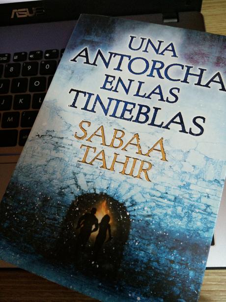 Una antorcha en las tinieblas, Sabaa Tahir, literatura juvenil, reseña Una antorcha en las tinieblas, Sabaa Tahir, literatura juvenil, reseña