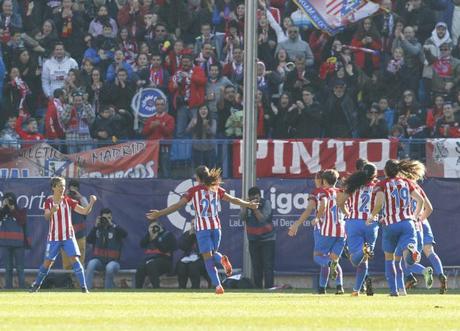 Las féminas juegan en el Calderón